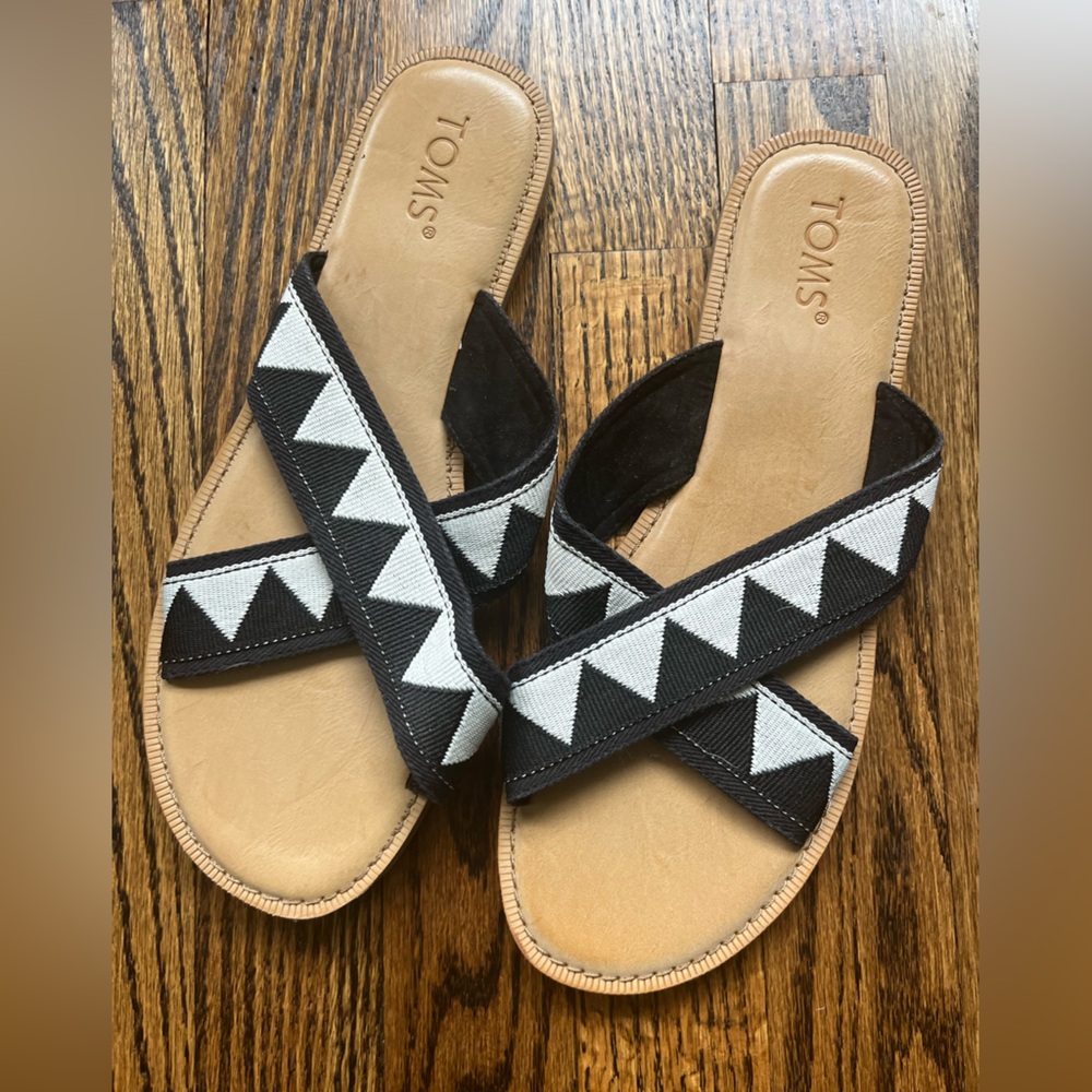 Toms Women’s Sandals -Black and White
